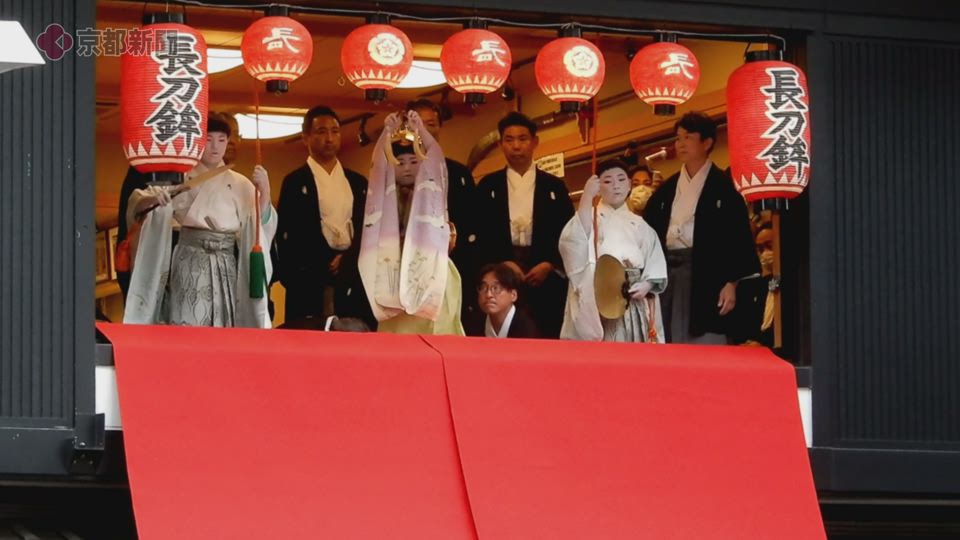 【2022祇園祭】京都・祇園祭　長刀鉾の吉符入りで「太平の舞」を披露する稚児（2022年7月5日　京都市下京区・長刀鉾町会所）