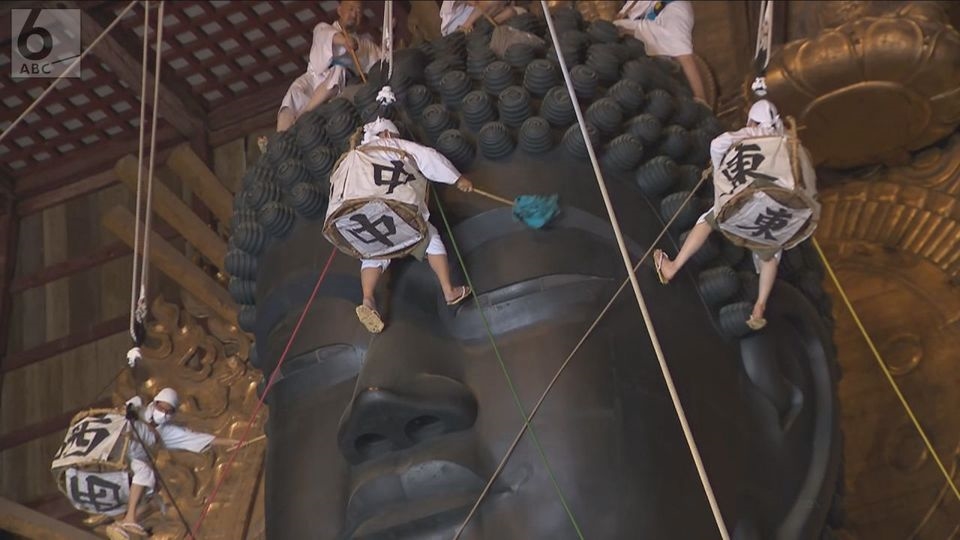 お盆を前に大仏のほこり払う「お身拭い」 奈良・東大寺