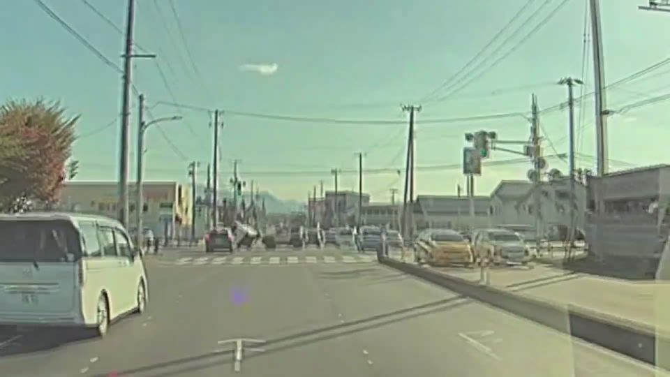 事故の瞬間】ドラレコ映像で事故の概要が明らかに 山形市で軽自動車同士が衝突する事故（テレビユー山形）｜ｄメニューニュース（NTTドコモ）