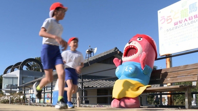 桂浜水族館「おとどちゃん」マラソン大会に参加し“全力の休憩”…“同級生
