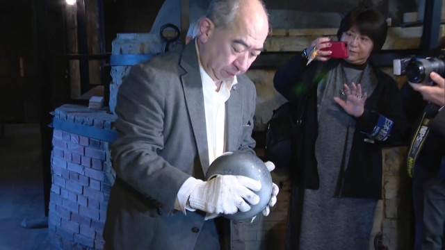 人間国宝 十四代・今泉今右衛門さんが初窯出し「無事上がってホッ