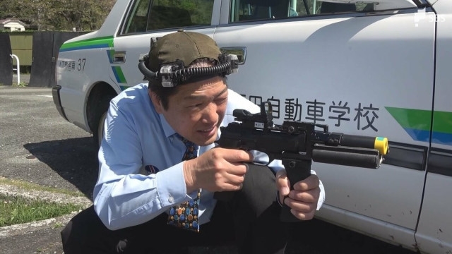 走り回るし中腰で動くし結構大変」町長たちが赤外線レーザー銃 