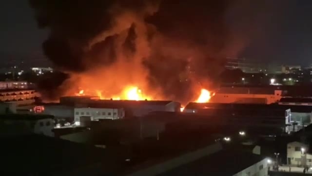 「爆竹のような音と煙が見える」通報多数…夜の倉庫で火事　消火活動続く　産廃処理の倉庫か　福岡・志免町