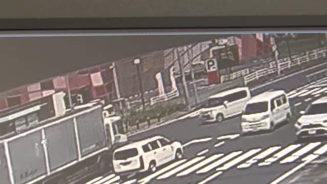 【事故の瞬間映像】軽乗用車がトラックと衝突し大破　軽乗用車運転の女性(35)が搬送される　国道3号線の交差点　福岡・宗像市