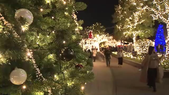 北九州市初の本格的クリスマスマーケット開幕　紫川一帯がきらめく　ホットワインなどさまざまなクリスマスグッズ販売　福岡県