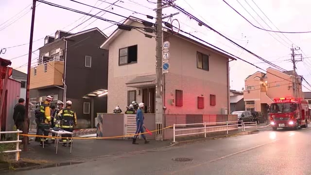 「2階から黒い煙が見える」通報相次ぐ　2階建て住宅を焼く火事　約30分後にほぼ消し止められる　現場は住宅街の一角　福岡市東区