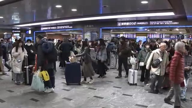 年末帰省ラッシュがピーク　博多駅は家族連れなどで混雑　岡山の沿線火災の影響で最大８０分の遅れも　ダイヤの乱れは終日続くか　最新の運行情報を確認するよう呼びかけ　福岡県