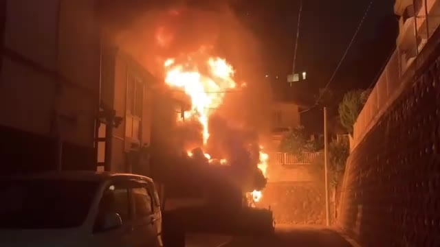 燃え上がる炎に爆発音　閑静な住宅街が騒然　事務所利用の住宅全焼　福岡市南区