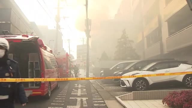 【速報】「ベランダから黒煙が出ている」通報相次ぐ　北九州市小倉北区のマンションで火事　女性1人けが　消火活動続く