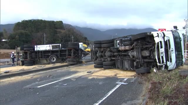 トレーラーが横転して道路ふさぐ　前原インターチェンジ付近の国道で約６時間全面通行止め　福岡・糸島市