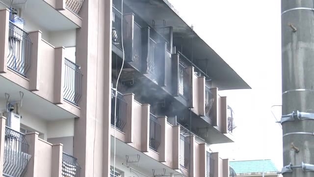 5階建てマンションの一室から炎と煙  火災の瞬間捉えた映像 消防車など２０台以上出動 住人の１９歳女性と同居の女性は外出中  警察と消防が出火原因調べ 福岡市南区