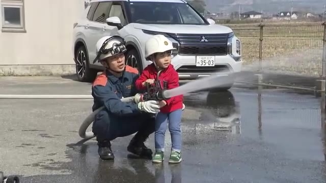 糸島市消防本部で「防災フェア」　TNC浜崎アナが一日消防長に　子供たちは１０ｍ以上の“はしご車体験”　楽しみながら防災の重要性について学ぶ　福岡県