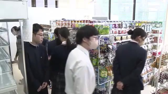 高校にファミマがやって来た　九州初出店　チョコレートなど1.5倍の品ぞろえに「めっちゃうれしい」　生徒数は1000人超　福岡