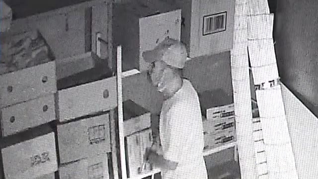 「おかずになるようなものがあれば…」ライト片手に夜の倉庫を物色　2週間前には“鉢合わせ”　一部始終が防犯カメラに　84歳男を現行犯逮捕　福岡