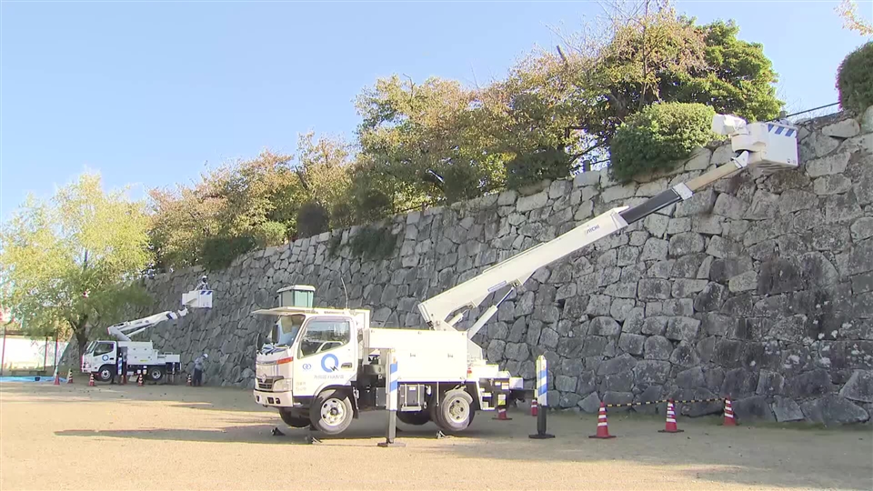 福岡城跡の大掃除に「高所作業車」　手の届かない石垣の“草抜き”　「皆さんの役に立てることが励み」