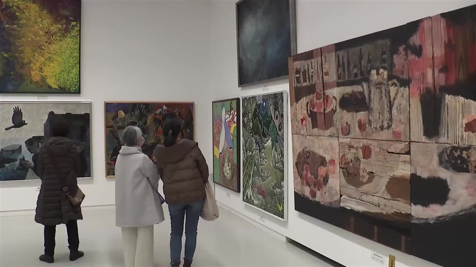自由な感性で制作した作品の数々　「二科展」福岡市美術館で開幕　県内で活動する画家の作品がダブル受賞も