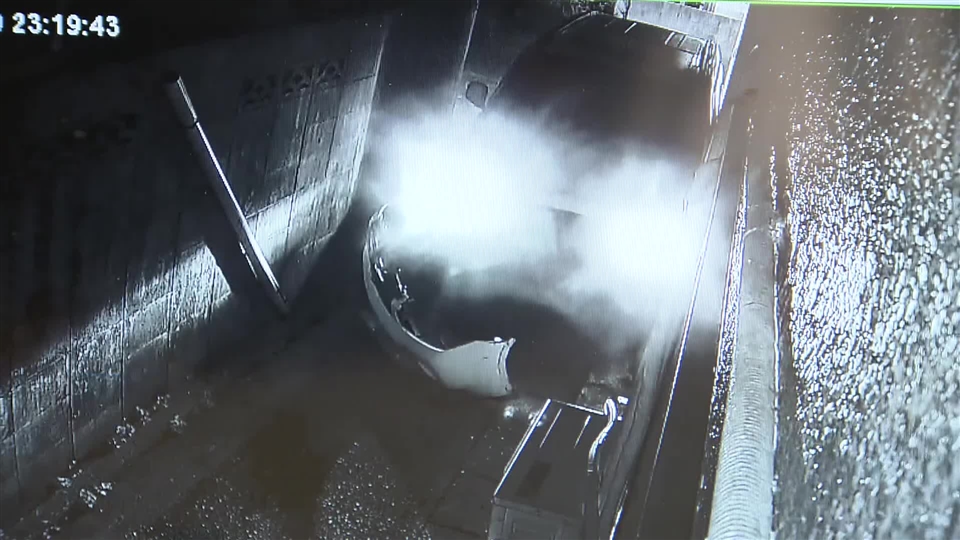 防犯カメラに事故の瞬間　車が狭い道路に入り…前方を大破　“飲酒運転”で29歳男を逮捕　福岡