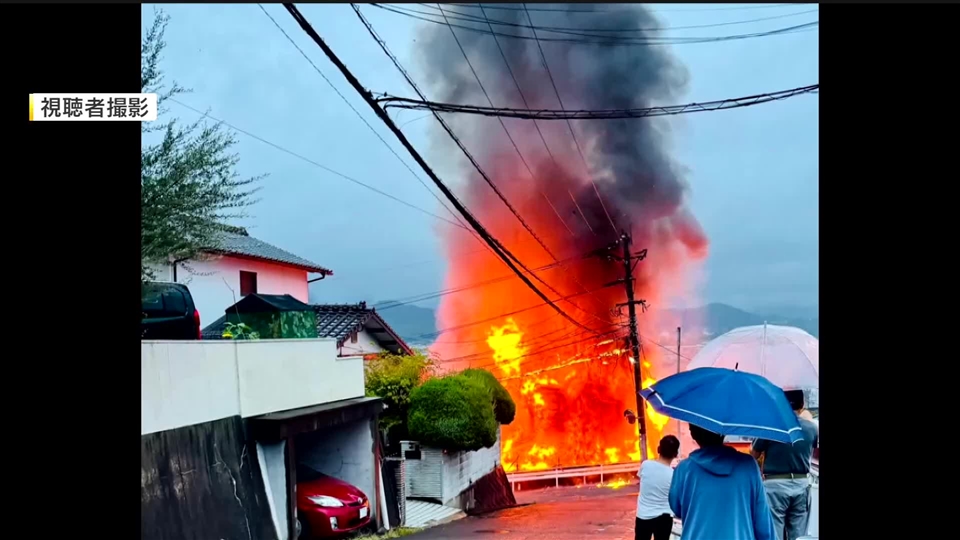「煙と炎が見える」木造住宅1棟焼く火事　焼け跡から性別不明の1人の遺体　70代息子と連絡取れず　女性1人けが　福岡・北九州市