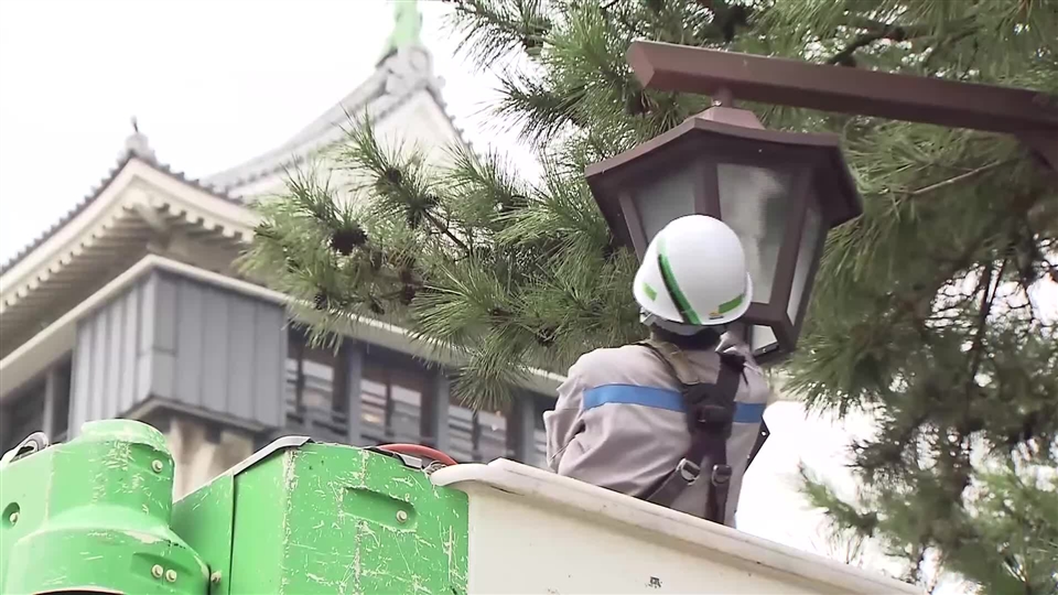 クラフティアが小倉城周辺を清掃し社会貢献　電気工事用の高所作業車も　約120人が参加　福岡・北九州市